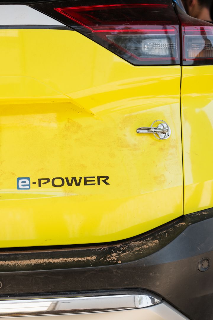 Detailaufnahme des e‑Power-Logos am Heck des Nissan X‑Trail Rennwagens für die Baja Aragon Rallye 2024