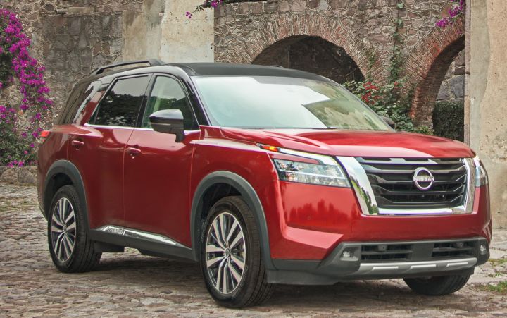 Toma en ángulo frontal de un Nissan Pathfinder rojo
