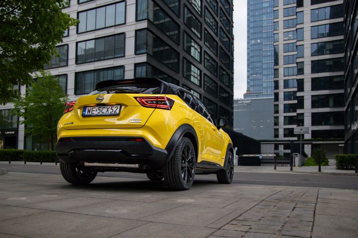 Żółty Nissan Juke stojący tyłem na tle budynków