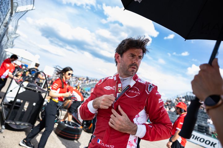 Norman Nato richtet seinen roten Rennanzug in der Startaufstellung vor dem Start des Berlin E-Prix.