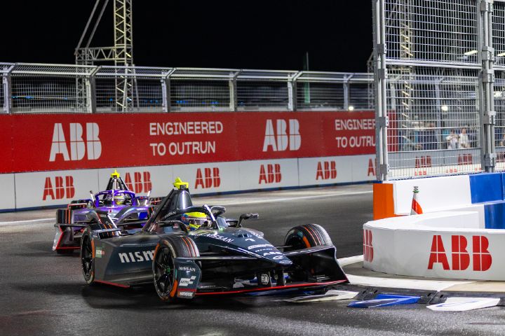 Oliver Rowland fährt im Nissan Formel E Rennwagen vor einem anderen Auto durch eine Linkskurve beim Tokyo E-Prix.