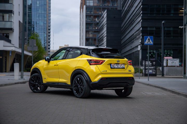 Żółty Nissan Juke stojący tyłem z budynkami w tle