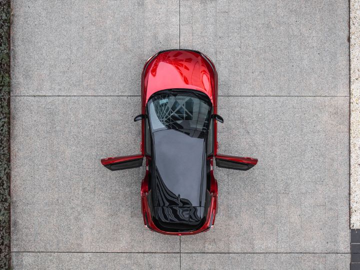 Vue aérienne Nissan Qashqai rouge Fuji avec les portes arrières ouvertes