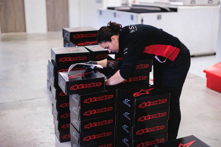 Eine Nissan Mitarbeiterin kontrolliert schwarze Boxen im Nissan Formel E Headquarter
