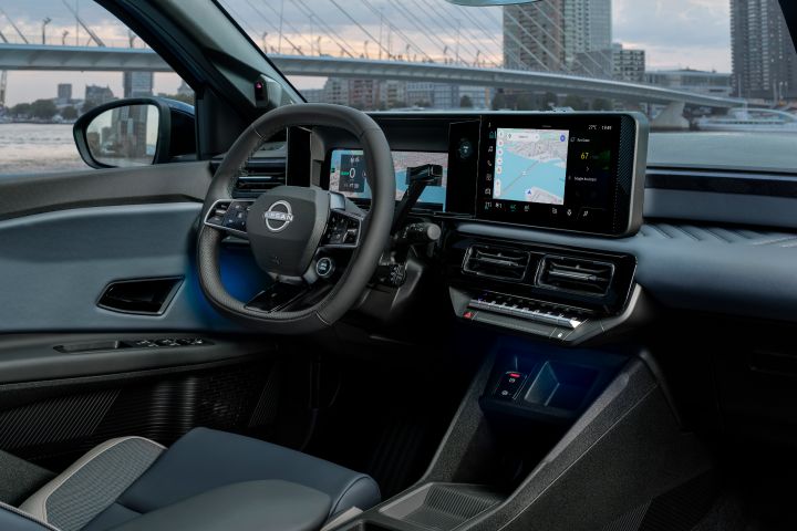 Cockpit des neuen Nissan Micra mit seitlichem Blick auf den Fahrersitz, durch die Fenster sieht man Rotterdam