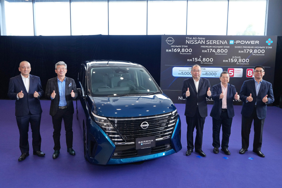 5 Executives posing with their two-thumb up with the Nissan Serena e‑POWER