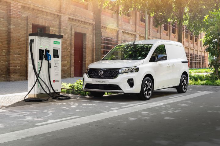 Photo d’un Townstar EV blanc devant une borne de recharge