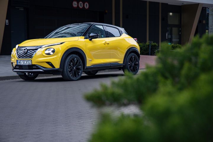 Żółty Nissan Juke stojący przed budynkiem