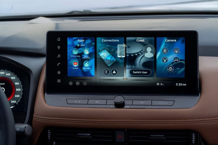 Infotainment-Touchscreen im neuen 2026 Nissan X‑Trail mit integriertem Google-System, der vier Hauptbereiche anzeigt: Apps mit Symbolen für Musik, Navigation und Telefon; Verbindungen mit Bluetooth- und WLAN-Symbolen; Gastbenutzerprofil mit Option zum Wechseln des Benutzers; Kamera mit Symbolen für Rückansicht und 360-Grad-Ansicht. Die Benutzeroberfläche ist in Blau und Schwarz gehalten, mit weißem Text und Symbolen. Die Uhrzeit wird in der unteren rechten Ecke als 17:39 Uhr angezeigt.