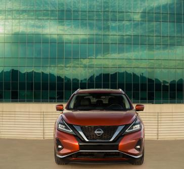 Un Nissan Murano 2020 garé devant un bâtiment en verre.