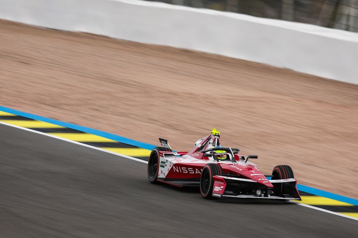 Monolugar vermelho da Nissan Formula E Team em pista visto de frente ¾