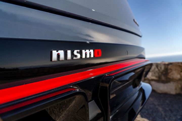 Statisk nærbilledet af NISMO logoet på Ariya NISMO de bageste diffusere synlige