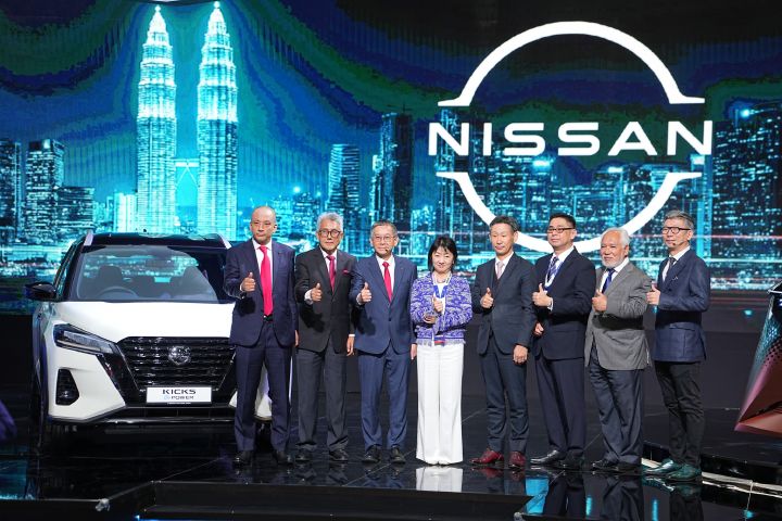 Nissan executives and Ederan Tan Chong executives posing with the new Nissan Kicks e‑POWER on the stage