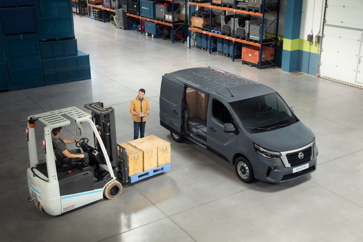 Nissan Primastar em armazém, com empilhador a aproximar-se da lateral