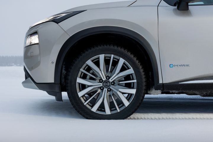 Detailansicht Leichtmetallräder und Reifen des Nissan X‑Trail auf Schnee