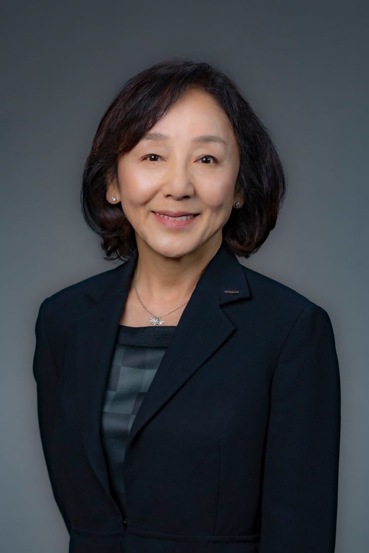 Portrait of Mariko Tokuno (suit, silver necklace and NISSAN corporate pin) (smiling)