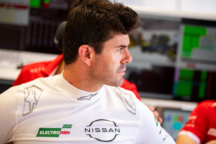 Norman Nato schaut in der Teamgarage zu, während er sein weißes Untershirt trägt.