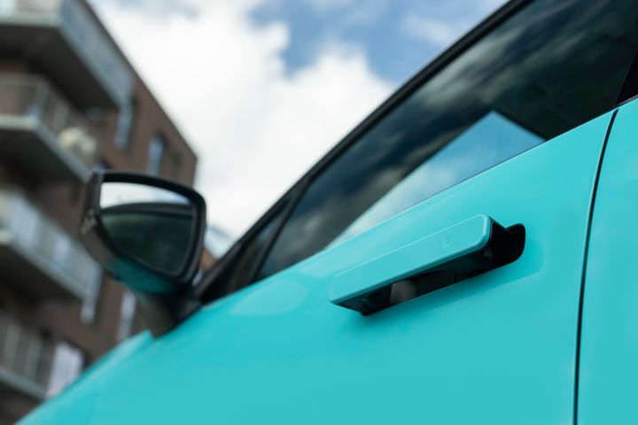 Detailaufnahme von unten auf den ausgefahrenen Türgriff des neuen Nissan LEAF