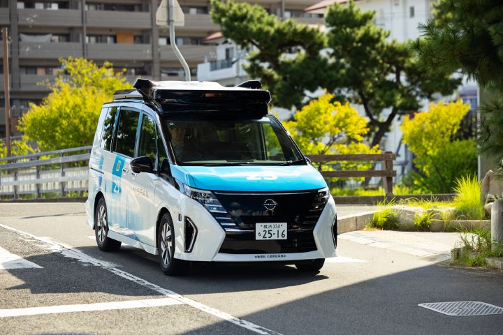 神戸・灘五郷エリアをテスト走行する、日産セレナを白と青でラッピングした自動運転テストカー
