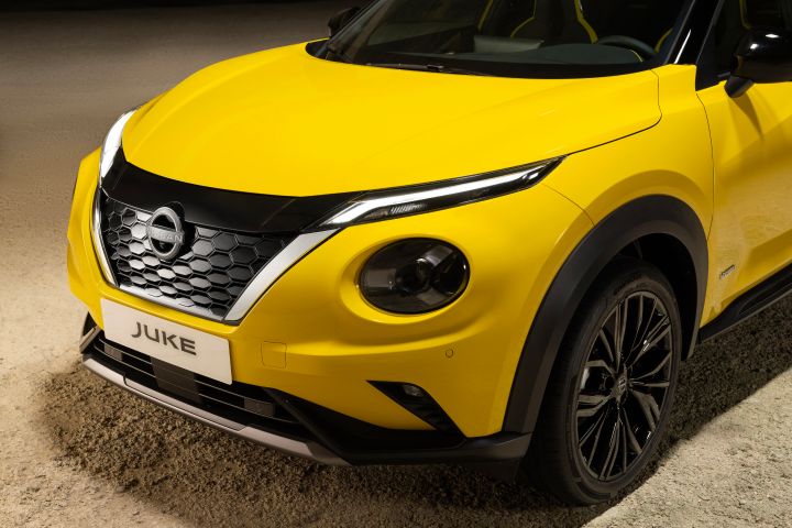 Gelber Nissan Juke frontal auf hellem Untergrund Detail Front