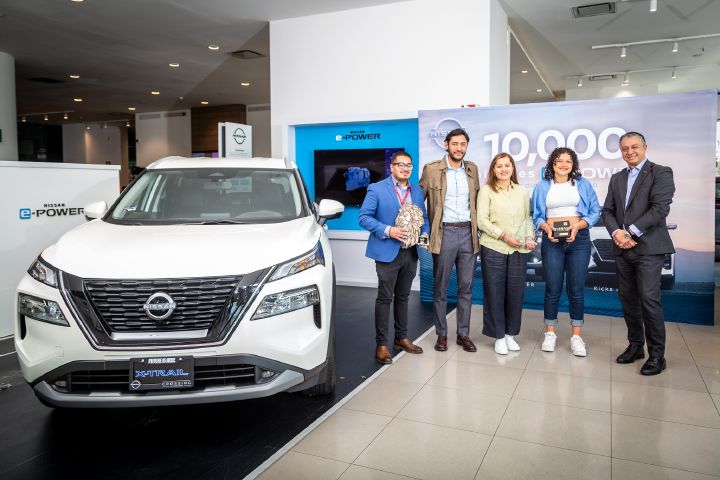 Enmarcado con backs de Nissan e‑POWER, Nissan Xtrail e‑POWER Blanca de frente, a un lado el vendedor Eduardo Carbajal, Armando, Katia y Romina integran la familia Girón Castillo, Rodrigo Centeno – Presidente y director general Nissan Mexicana