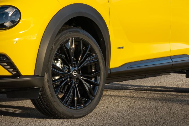 Detailansicht gelber Nissan Juke, Seitenansicht Vorderrad mit schwarzem Leichtmetallrad