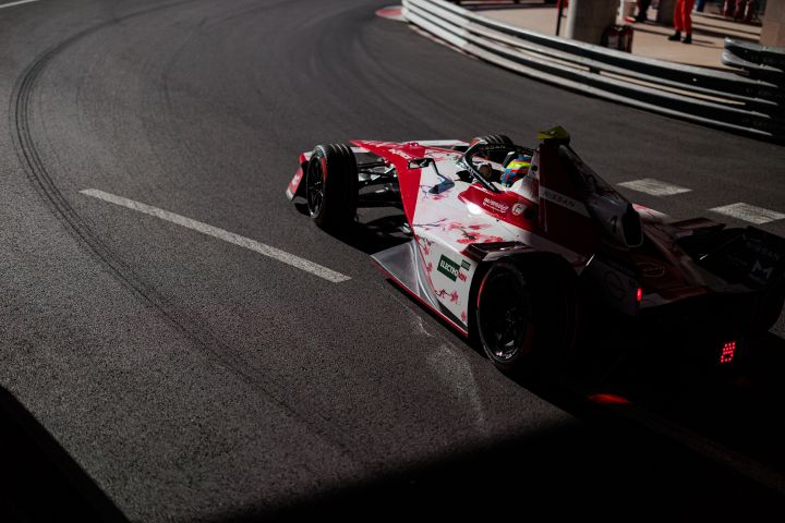 3/4-Heckaufnahme von Oliver Rowland, der in seinem Nissan Formel E Rennwagen in eine Kurve einlenkt