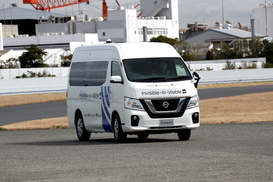 Nissan and DOCOMO test I2V technology using 5G in moving vehicle 