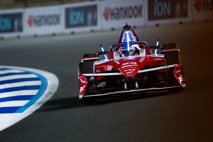 Voiture Formule E de face qui roule sur la piste