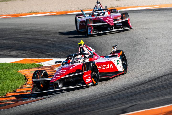 Norman Nato im Auto mit der Nummer 23, gefolgt von Oliver Rowland im Auto mit der Nummer 1 auf der Rennstrecke in Valencia.