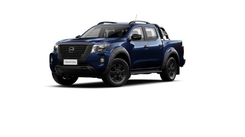Imagem de uma Nissan Frontier Attack 2026 azul marinho, picape de quatro portas, vista em três quartos de frente, destacando rodas escuras, para-choque robusto e rack no teto