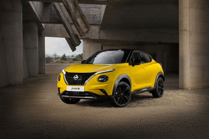 Gelber Nissan Juke 3/4 Front auf hellem Sanduntergrund vor hellem Hintergrund