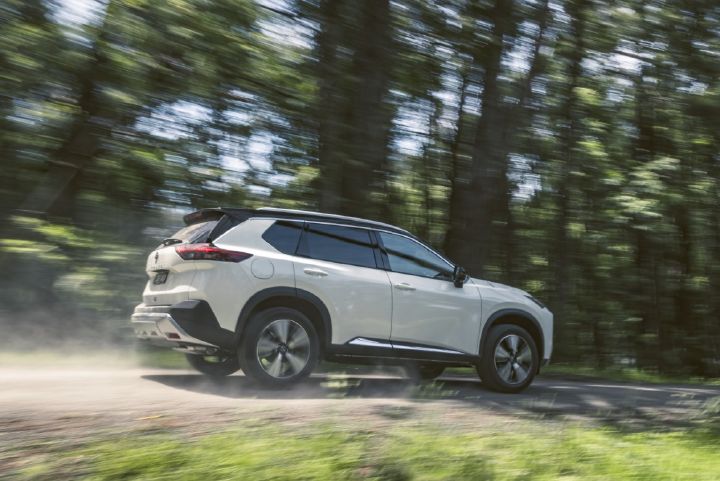 SUV en movimiento sobre terreno boscoso