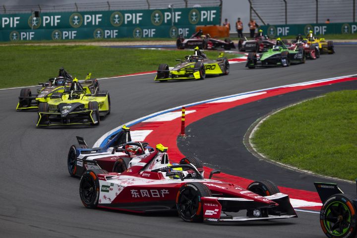 Oliver Rowland auf der Rennstrecke beim E-Prix in Shanghai im Nissan e‑4ORCE 05 mit der Startnummer 1, hinter ihm sind auf dem Bild mehrere andere Fahrzeuge zu sehen.