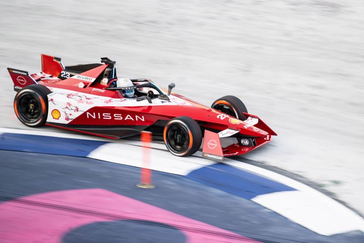 Nissan Formula E raceauto rijdt snel door de bocht op het circuit