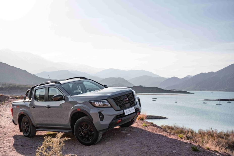 Imagen de camioneta Nissan Frontier con lago atrás