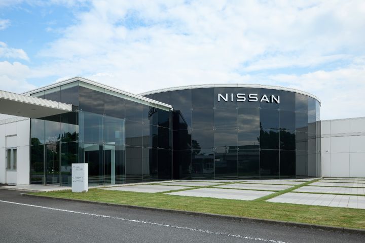 日産栃木工場内のゲストホール外観。エントランスと円形ホールは黒いガラス張り。