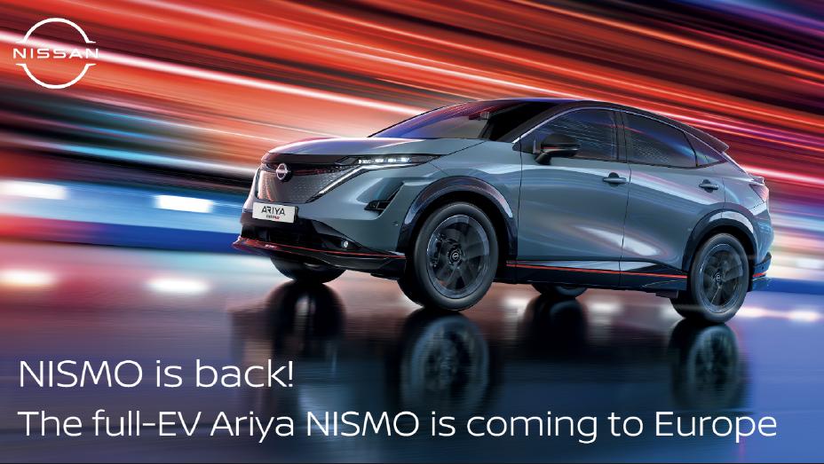 Photo d’un Ariya NISMOUn Ariya NISMO roulant vers la gauche et vu du bas avec un fond bleu et rouge. Le logo Nissan est présent sur la partie supérieure gauche de la photo et la phrase « NISMO is back ! The full EV Ariya NISMO is coming to Europe » est lisible sur le bas de la photo.roulant vers la droite, vu en hauteur du côté droit avec un fond bleu et rouge.