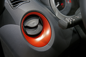 Der beliebte Kompakt-Crossover Nissan Juke präsentiert sich mit neuen Ausstattungs-Features, Außenfarben und Personalisierungs-Optionen.