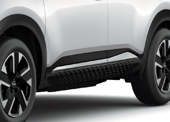 Detail of the lower side of a white Nissan Kicks. The vehicle faces right, emphasizing the contrast between the protector and body lines.