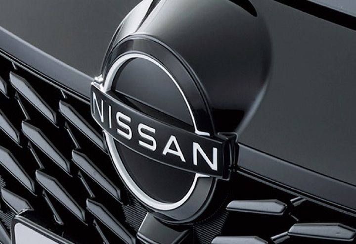 日産ノート オーラ Black Editionのフロントグリル中央に配置されたブランドエンブレム