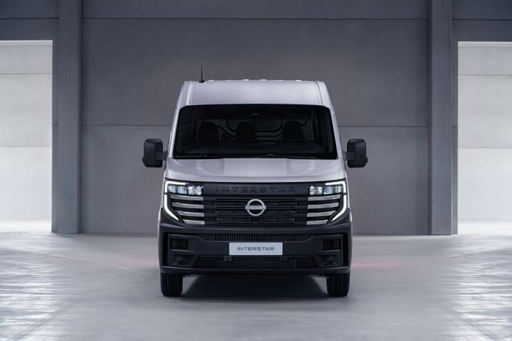 Nowy Nissan Interstar z przodu na tle ściany