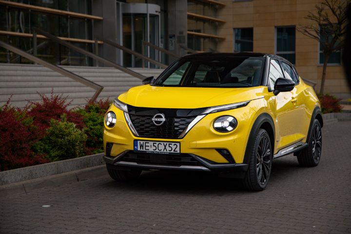 Żółty Nissan Juke stojący przed budynkiem