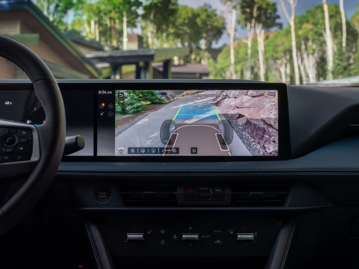 Invisible Hood View機能を利用できる新型日産ローグ ハイブリッド。縁石や障害物、狭い通路での車両位置を確認しやすくし、より正確な運転を支援する。
