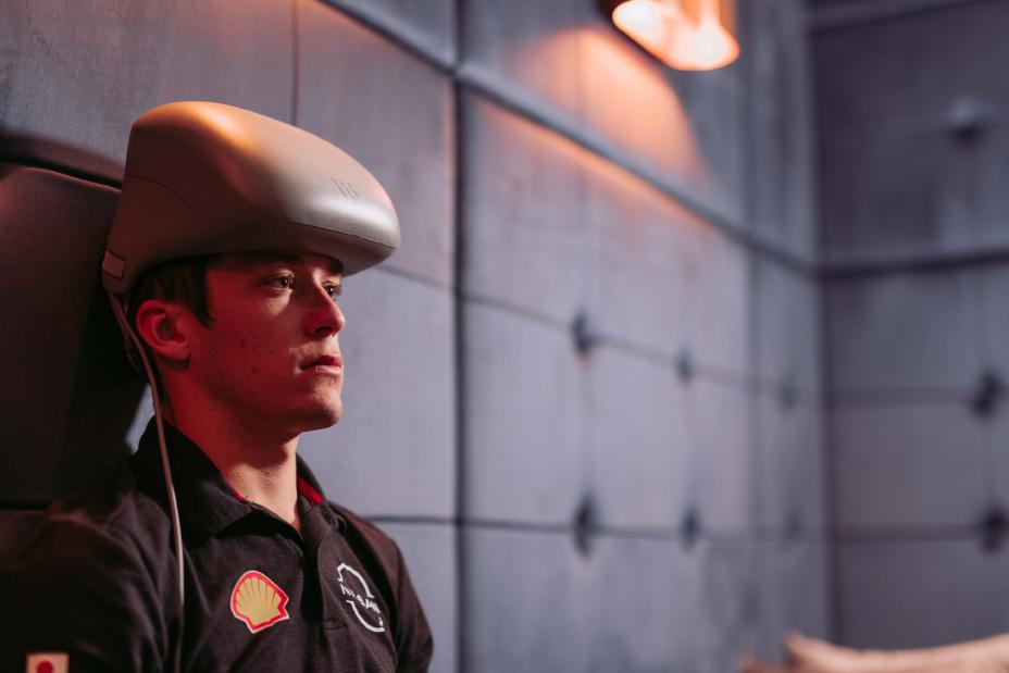 Hombre con casco de realidad virtual en la cabeza mirando hacia la derecha