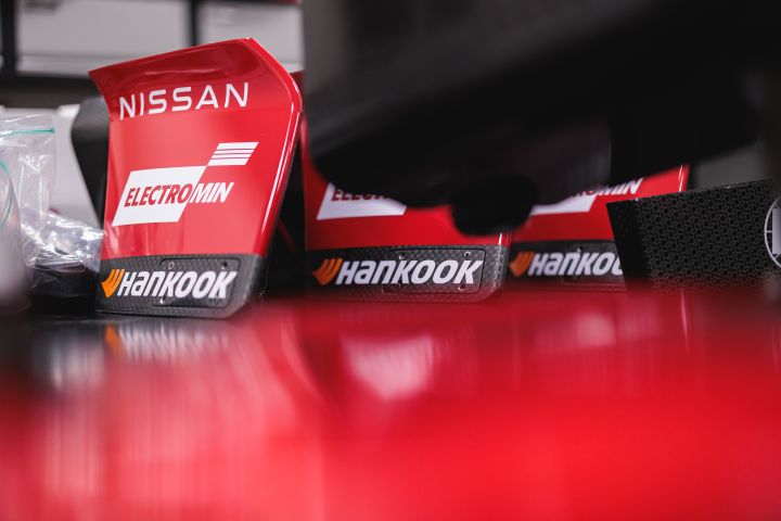 Nahaufnahme von Formel E Bauteilen mit den Logos von Nissan, Electromin und Hankook