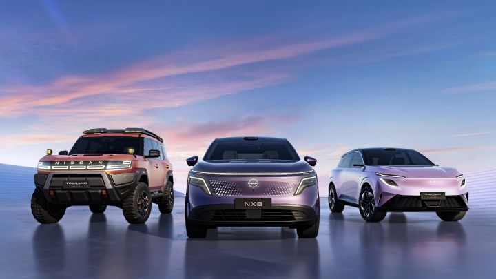 Imagem dos dois novos SUVs conceitos apresentados pela Nissan em salão automotivo na China entre o SUV de produção NX8, também apresentado no evento