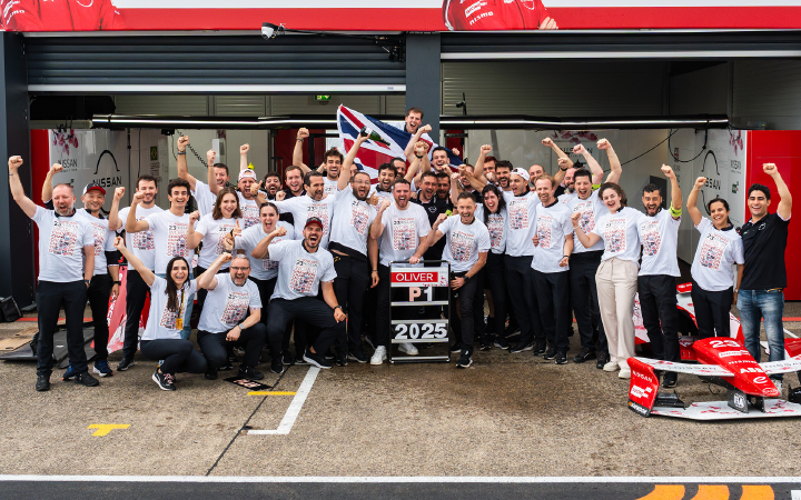 Grupowe zdjęcie zespołu Nissan Formula E świętującego zwycięstwo Olivera Rowlanda w Mistrzostwach Świata Kierowców Formuły E w Berlinie.