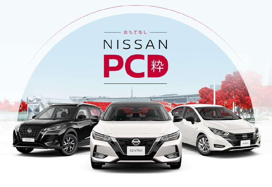 Nissan Kicks e Nissan Versa com cartaz de ofertas PCD ao fundo