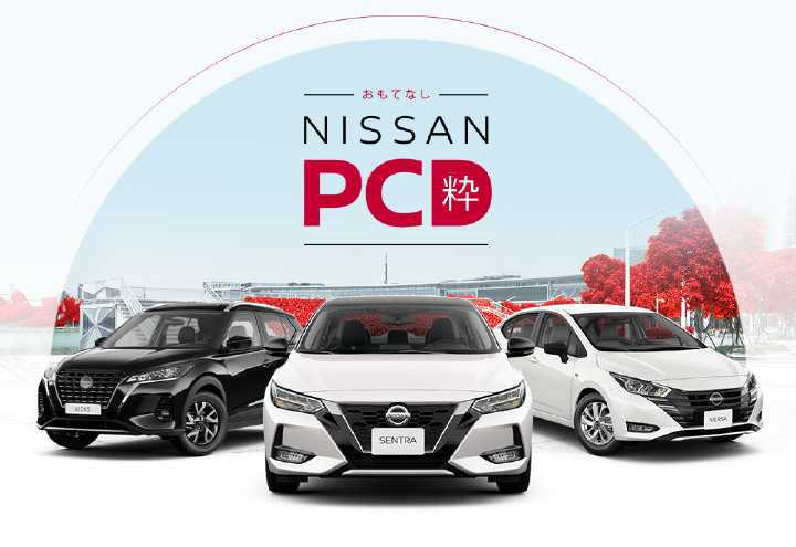 Nissan Kicks e Nissan Versa com cartaz de ofertas PCD ao fundo